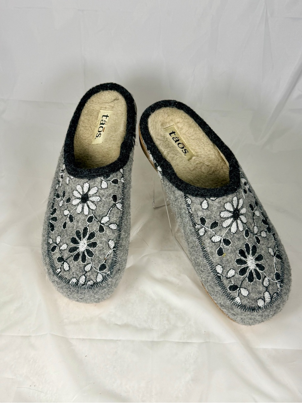 Taos Footwear Gray and Black Floral Embroidered Slip-On Slippers